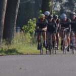 Grupo de ciclistas rodando en carretera